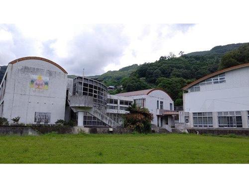 グリラスは廃校を研究施設に